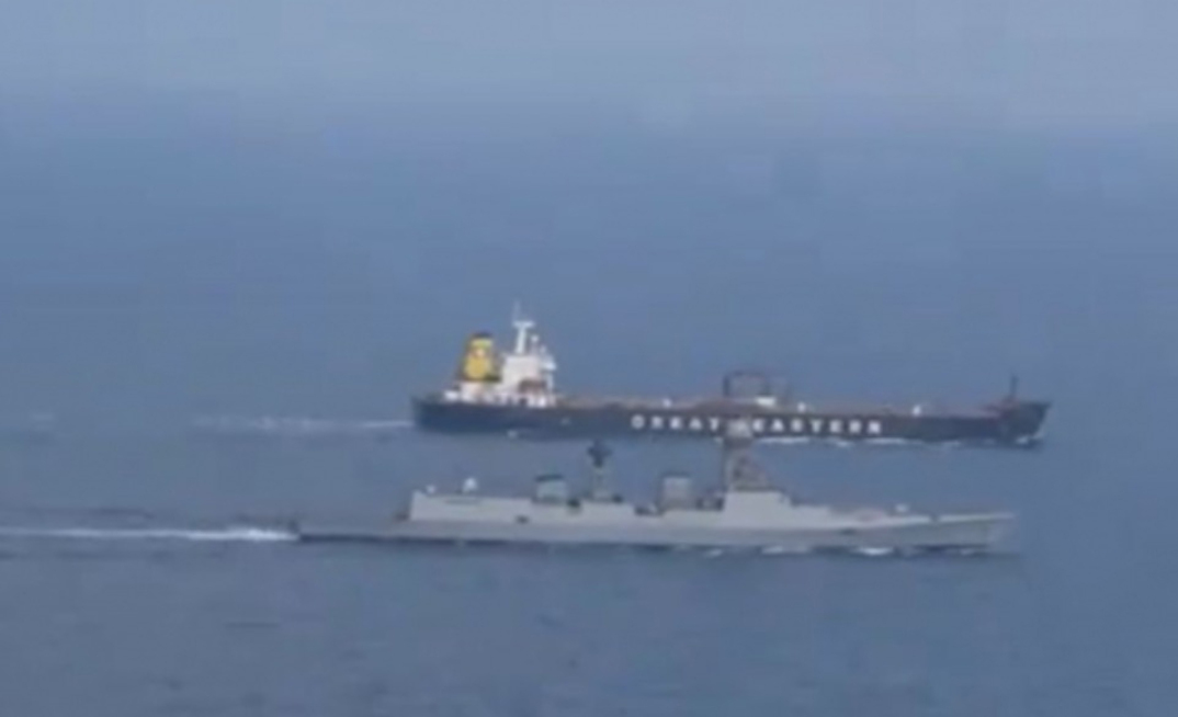 Navio de guerra da Índia ao lado do graneleiro Lila Norfolk após tentativa de sequestro/Reprodução