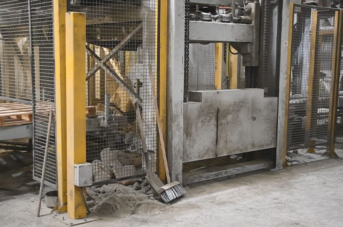 The unguarded concrete weight - Image: HSE