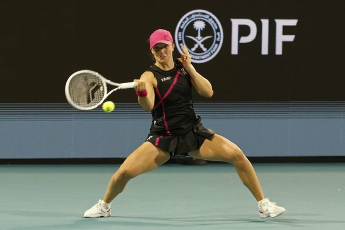 Iga Swiatek, Coco Gauff cruise at Roland Garros