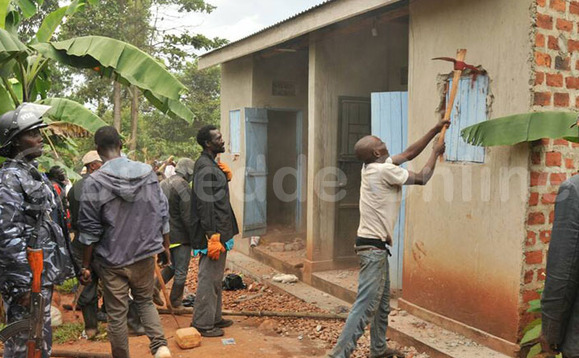 Omu ku bawannyondo ng'akoona ennyumba Omu ku bawannyondo ng'akoona ennyumba