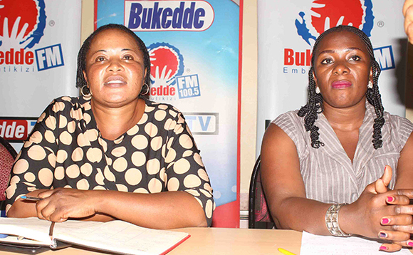 Dorah Naamala (ku ddyo) ne Betty Nabuganda nga batongoza Bulungibwansi. Dorah Naamala (ku ddyo) ne Betty Nabuganda nga batongoza Bulungibwansi.