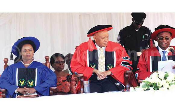 Nabagereka ( ku kkono), Polof. Kagonyera ne Polof. Badru Kateregga ku mukolo. Nabagereka ( ku kkono), Polof. Kagonyera ne Polof. Badru Kateregga ku mukolo.