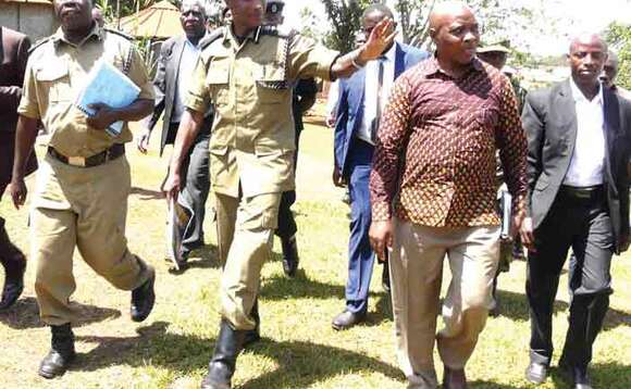 Kayihura ng’awuubira ku batuuze b’e Njeru. Kayihura ng’awuubira ku batuuze b’e Njeru.