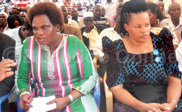 Minisita Amongi (ku kkono) ne Nantaba. Minisita Amongi (ku kkono) ne Nantaba.