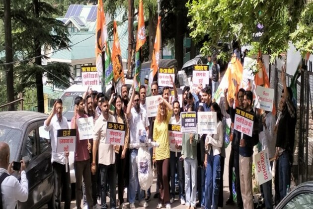 HP Youth Congress protests against ED's chargesheet against Sonia Gandhi and Rahul Gandhi in National Herald Case