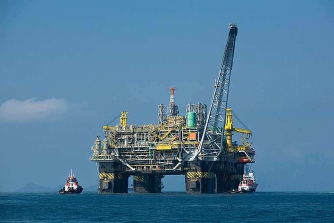 US oil exports spike as global buyers replace Middle East supply