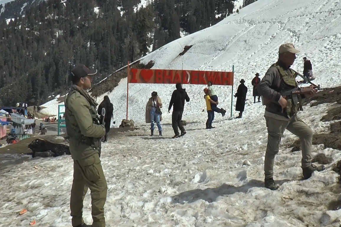 J-K: Security forces ensure safe passage for tourists amid snow rush in Bhaderwah