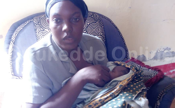 Omukyala agambibwa okutunda omwana ng'ali ku Poliisi e Lwengo Omukyala agambibwa okutunda omwana ng'ali ku Poliisi e Lwengo