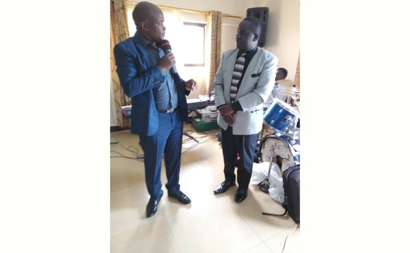 Omutume John Bungo ne Bp. Joel Kakembo nga boogerezeganya mu lukung'aana lw'okusaba Omutume John Bungo ne Bp. Joel Kakembo nga boogerezeganya mu lukung'aana lw'okusaba