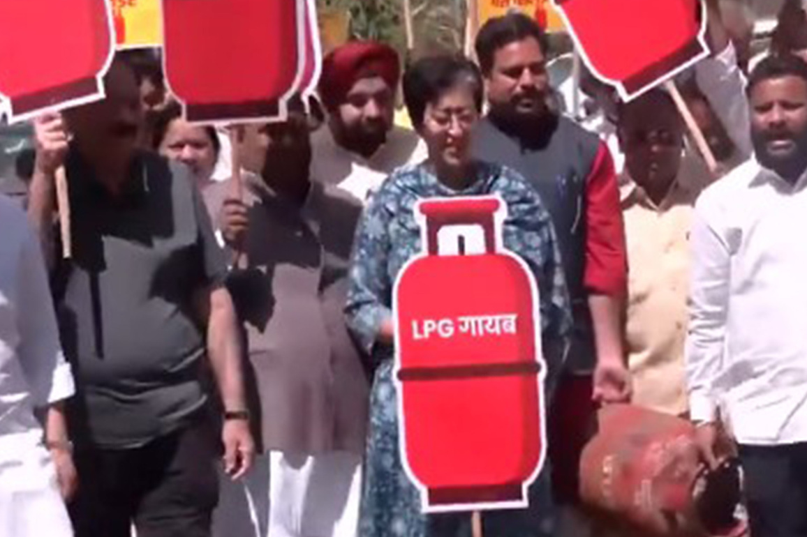 Atishi accuses PM Modi of surrendering to America, criticizes BJP's LPG cylinder stance