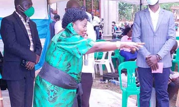 Omubaka Kabanda ng'ayogera mu lumbe. Omubaka Kabanda ng'ayogera mu lumbe.