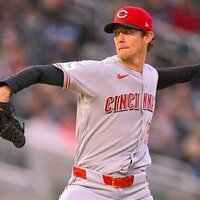 Reds on winning end of pitchers' duel against Twins