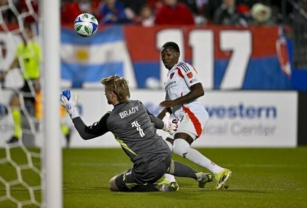 Chicago catches fire with three late goals to down FC Dallas