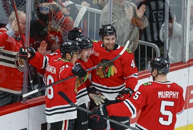 Fresh off stunning comeback, Blackhawks go for 3rd straight win