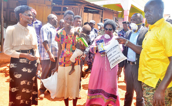 Minisita Ecweru (ku ddyo) ng’agabira omu ku bakyala emmere gye bagabira abantu mu kiseera kino ekya kalantiini. Wakati ye minisita Betty Amongi, ate ku kkono ye minisita Benny Namugwanya. Minisita Ecweru (ku ddyo) ng’agabira omu ku bakyala emmere gye bagabira abantu mu kiseera kino ekya kalantiini. Wakati ye minisita Betty Amongi, ate ku kkono ye minisita Benny Namugwanya.