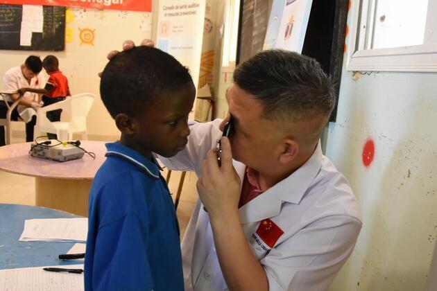 (Hello Africa) Orphanage children in Senegal receive health checkup from Chinese medical team