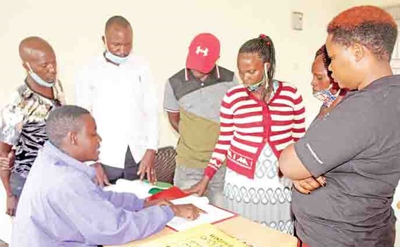 Taremwa (atudde) ng’agezaako okunnyonnyola ababanja ez’Emyoga. Taremwa (atudde) ng’agezaako okunnyonnyola ababanja ez’Emyoga.