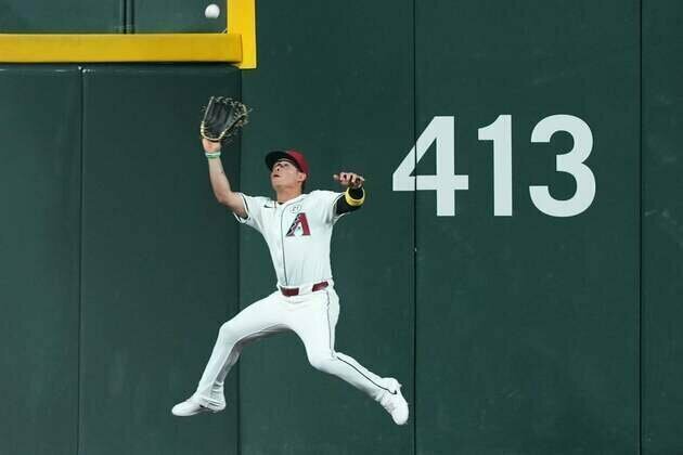 Blowout win sends D-backs over Giants in NL wild-card race