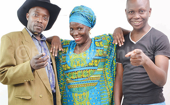 Ibanda Muyonjo (ku kkono), Maama Kalibbala ne Kalibbala (mutabani waabwe). Ibanda Muyonjo (ku kkono), Maama Kalibbala ne Kalibbala (mutabani waabwe).