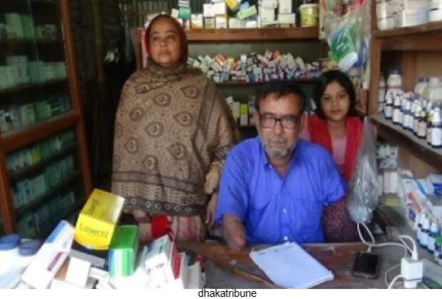 Armless village doctor receives patients with open arms