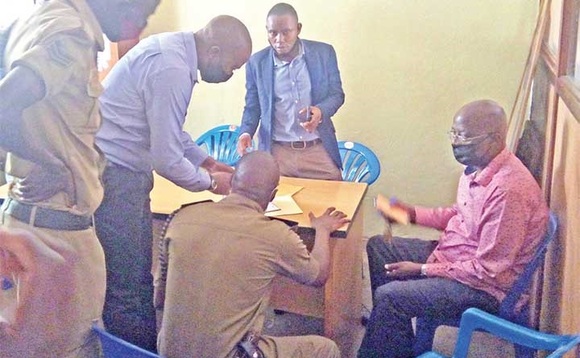 Abasuubuzi nga balumbye Willy Walusimbi (atudde ku ddyo) mu ofiisi. Abasuubuzi nga balumbye Willy Walusimbi (atudde ku ddyo) mu ofiisi.