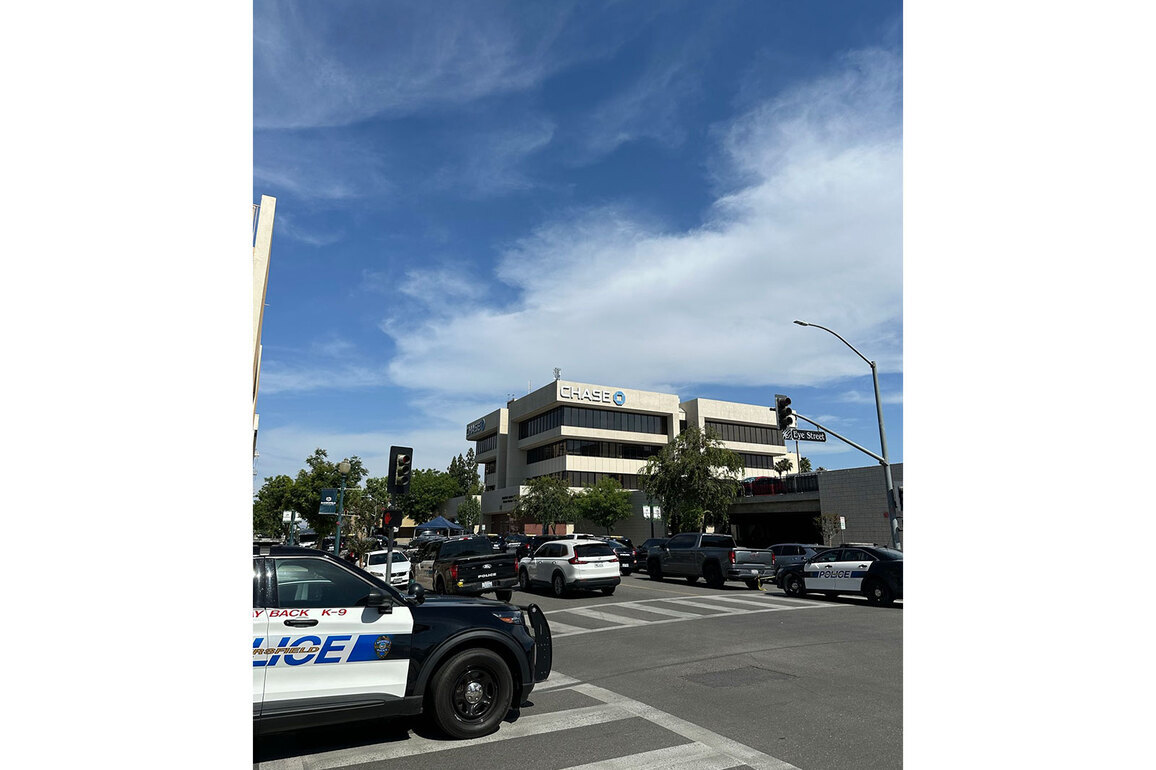 US: Standoff underway after bomb threat reported at a bank in California; 1 hostage released