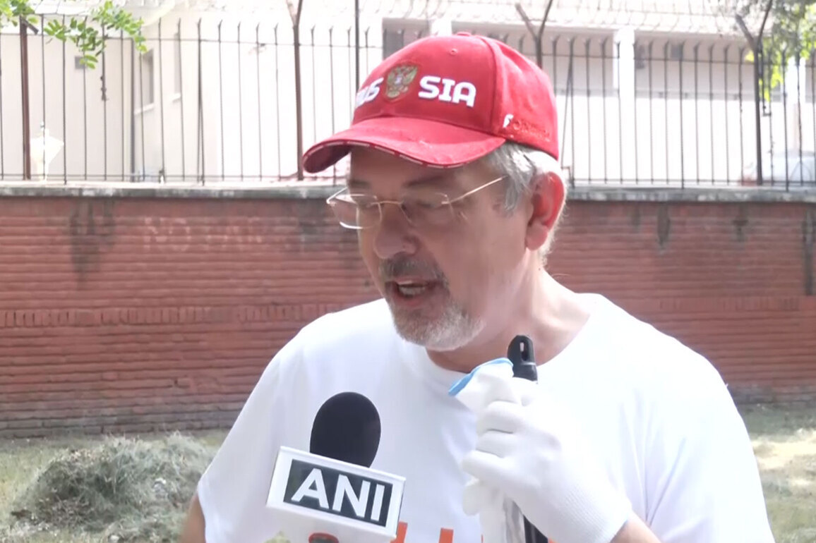 Subotnik meets Swachh Bharat: Russian Envoy volunteers to clean Delhi streets