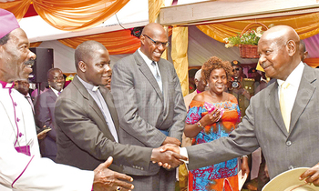 Museveni ng’abuuza ku bamu ku beetabye mu kusaba. Ku kkono ye Bp. Dunstan Bukenya Museveni ng’abuuza ku bamu ku beetabye mu kusaba. Ku kkono ye Bp. Dunstan Bukenya