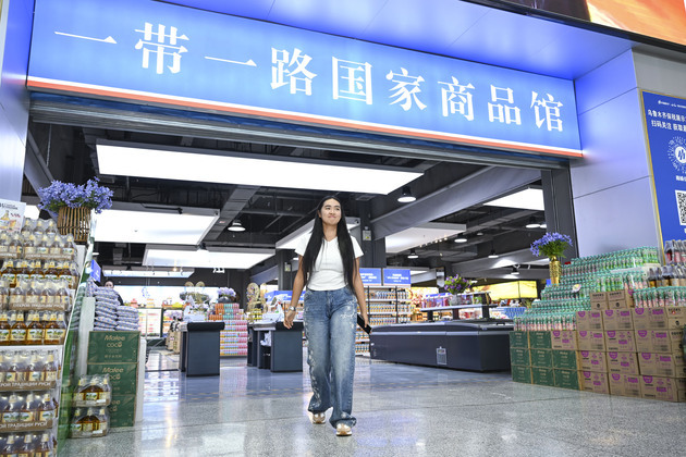 "Laowai" in China | Kyrgyz student gains cross-border trade experience in China's Xinjiang