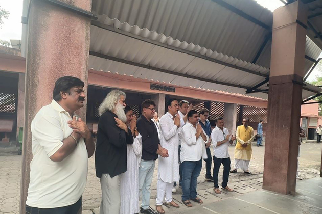 Sarabhai vs Sarabhai' cast bids emotional goodbye to Satish Shah by singing show's title track