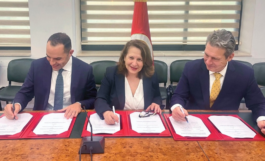 PhosCo MD Taz Aldaoud, Minister of Industry, Mines & Energy Fatma Thabet Chiboub and EBRD's Mark Davis sign the MoU.