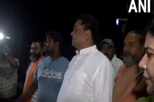 Delhi Minister Kapil Mishra inspects flood-affected areas near Old Yamuna bridge