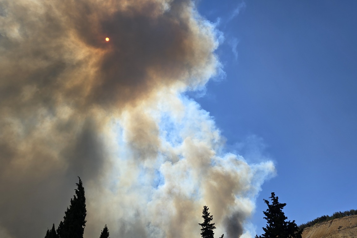 PhotoFlash | Unknown fire erupts near Syrian presidential palace