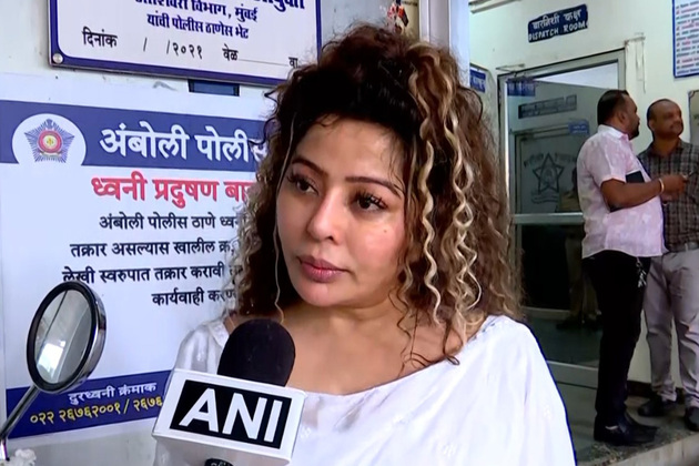 "I will not step back": Social media influencer Rajshree More reached Amboli Police Station, express gratitude to Sanjay Nirupam for his support