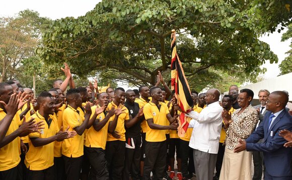 Pulezidenti Museveni ng'asiibula abazannyi ba Cranes oluvannyuma lw'okubasisinkana Pulezidenti Museveni ng'asiibula abazannyi ba Cranes oluvannyuma lw'okubasisinkana