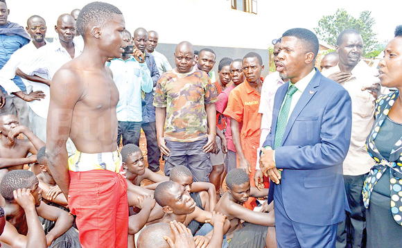 Meeya Balimwezo (mu kkooti ) ne RCC we Nakawa Jakie Kemigisha (ku ddyo) nga basunsula abamu ku baakwatiddwa. Meeya Balimwezo (mu kkooti ) ne RCC we Nakawa Jakie Kemigisha (ku ddyo) nga basunsula abamu ku baakwatiddwa.