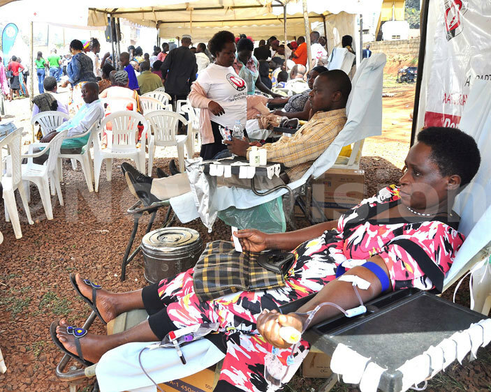  eople donate blood during the health camp