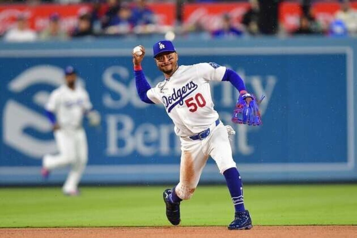 Dodgers put SS Mookie Betts (oblique) on injured list