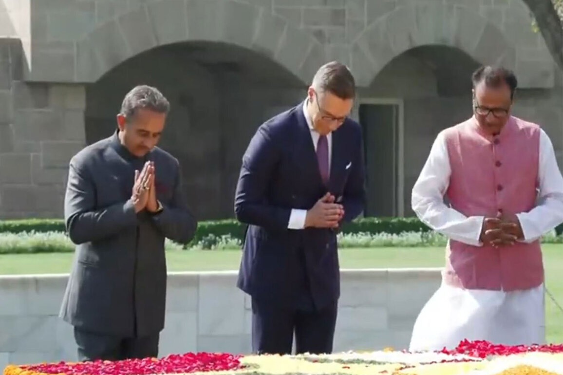 Finnish President Alexander Stubb pays tribute to Mahatma Gandhi at Rajghat