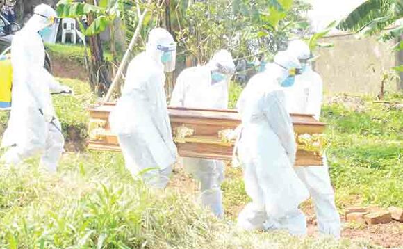 Abaziisi abeesabise nga batwala omulambo gwa Mukomazi okumuziika. Abaziisi abeesabise nga batwala omulambo gwa Mukomazi okumuziika.