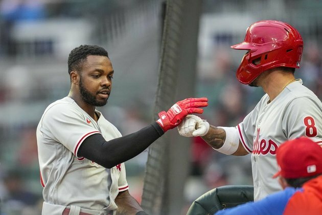 Zack Wheeler pitches Phillies past host Braves