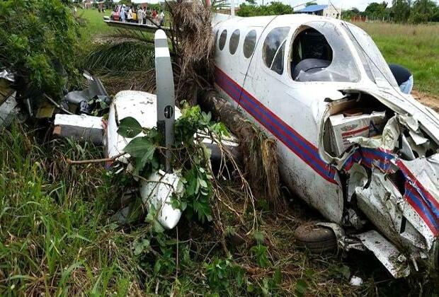 Six skydivers, pilot parachute before plane crashes in Missouri