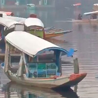 Cold wave persists in Kashmir; tourists enjoy Dal Lake shikara rides