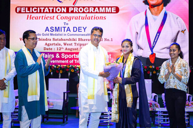 Tripura CM Manik Saha felicitates Commonwealth Games gold medalist Asmita Dey