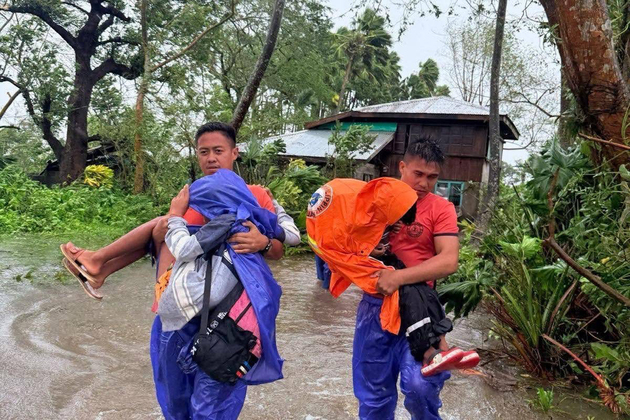 (SpotNews)PHILIPPINES-TYPHOON RAGASA-RESCUE