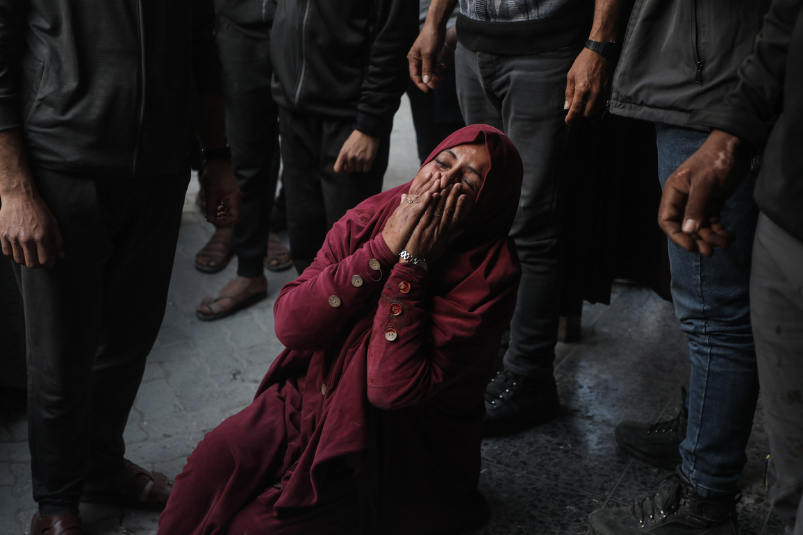MIDEAST-GAZA CITY-HOSPITAL-MOURNING