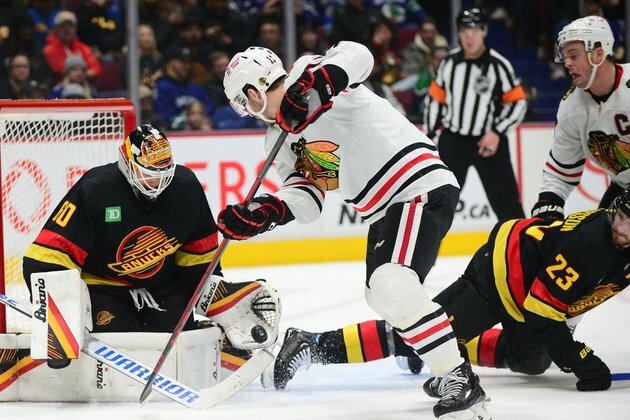 Canucks open new era on high note, best Blackhawks