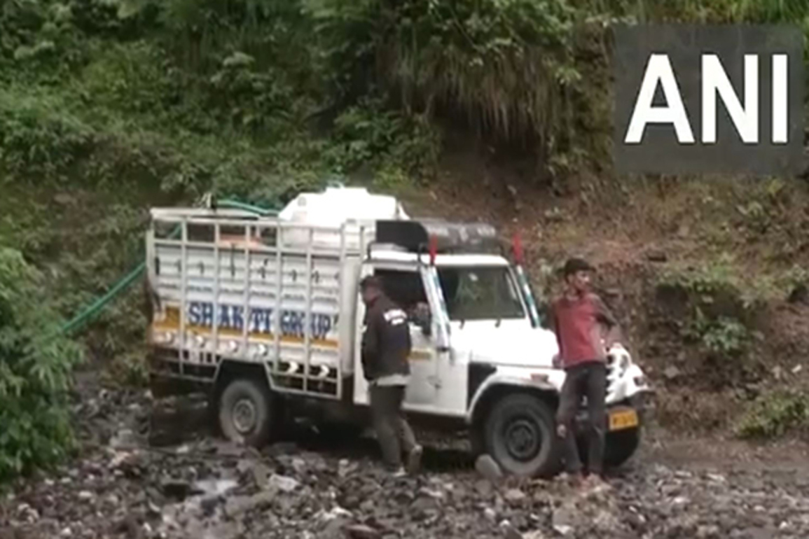 Locals rush aid in flood-hit Mandi as toll climbs to 69 following monsoon havov in Himachal