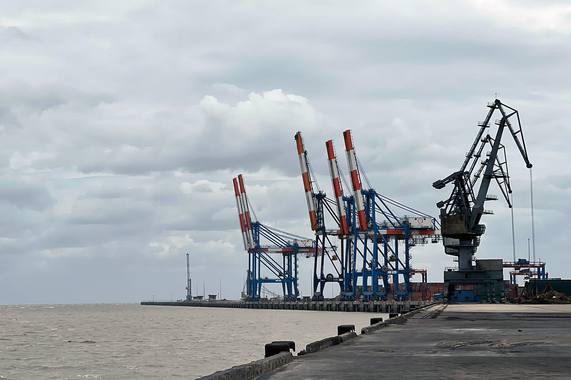Kandla Terminal achieves historic throughput of 60,708 TEUs, Deendayal Port Authority Chairman lauds achievement