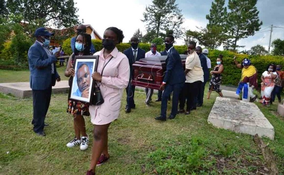Nga batwala omulambo gwa Kasango okuguziika. Nga batwala omulambo gwa Kasango okuguziika.